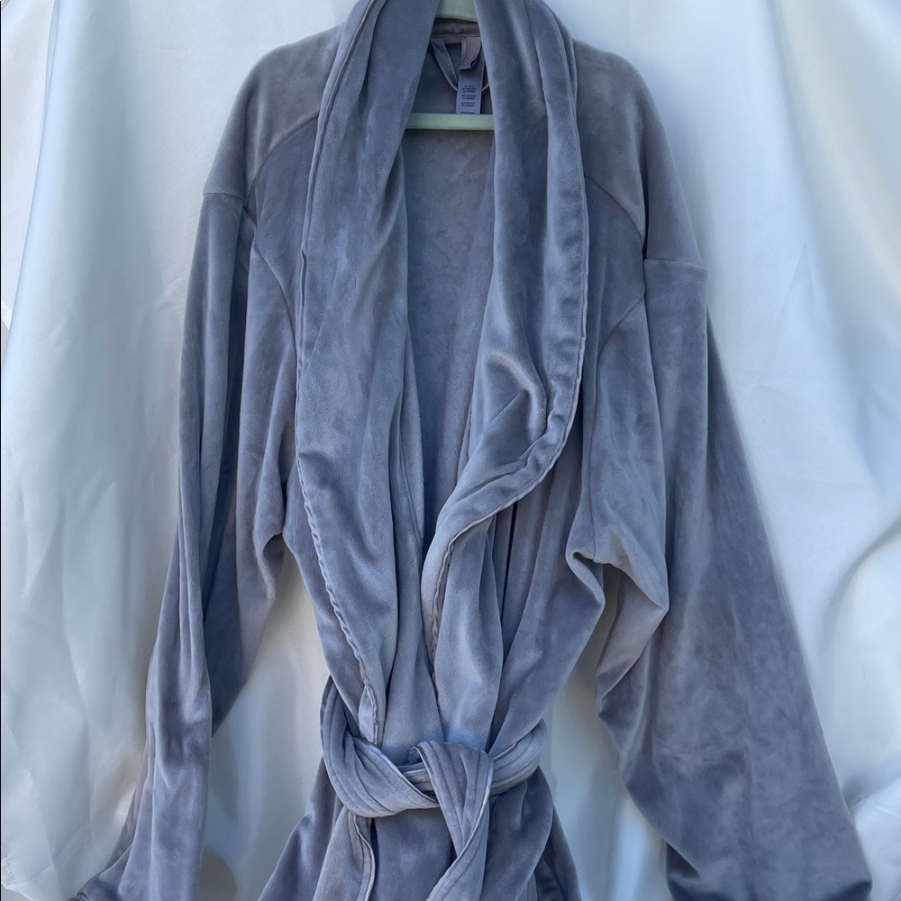 SKIMS Plush Shawl Collar Robe in Light Gray